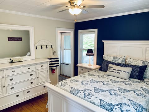 Queen w/ tempurpedic topper, adjacent full bathroom & air conditioner