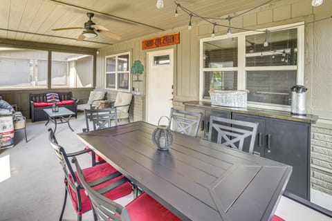 Lampe Vacation Rental | 2BR | 1BA | 960 Sq Ft | Steps Required