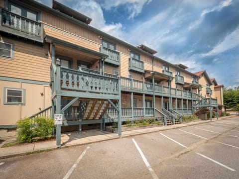 easy access front entrance with three steps.