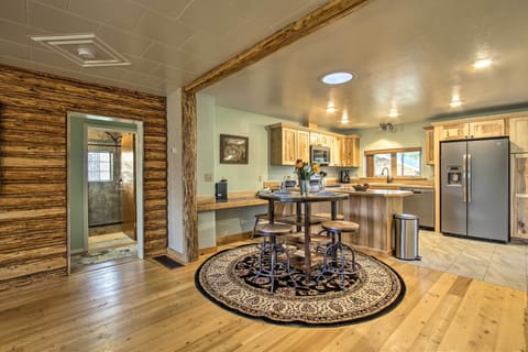 Dining Area | Dishware/Flatware Provided