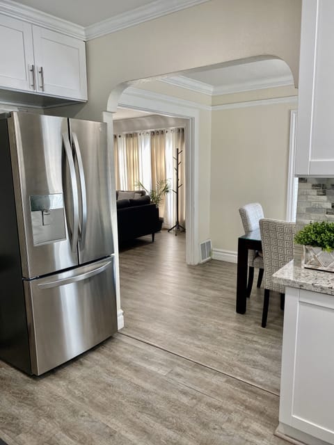 Double door refrigerator 