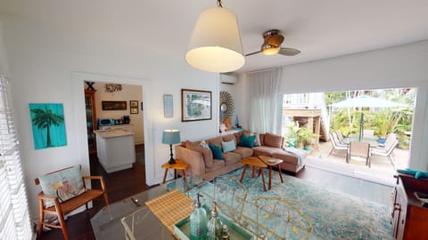 801 Fleming Living room