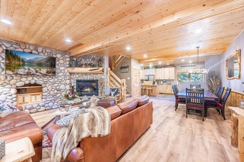 Beautifully Updated Modern Timberwolf Cabin Next To Canyons Resort, Comfortable Dining Area for 6, Open Floor Plan, Hardwood Floors, Leather Sofas, HD