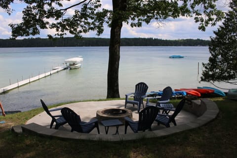 Huge fire pit area, 8 kayaks/canoes, fishing row boat with trolling motor