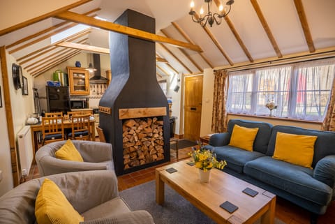 Corner Cottage: open-plan living space 