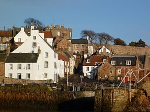 Harbour Cottage nestled against the castle wall and on the coastal path.