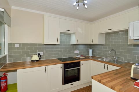 Fully equipped kitchen with electric fan oven, induction hob and microwave