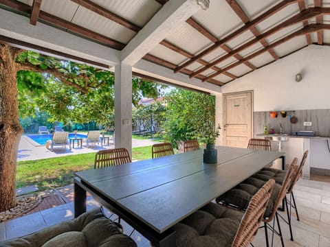 Table, Property, Furniture, Plant, Chair, Window, Lighting, Architecture, Shade, Interior Design