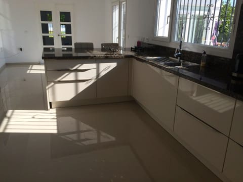 Kitchen - alternative view (2)