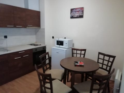 Kitchen/dining area pic. 1