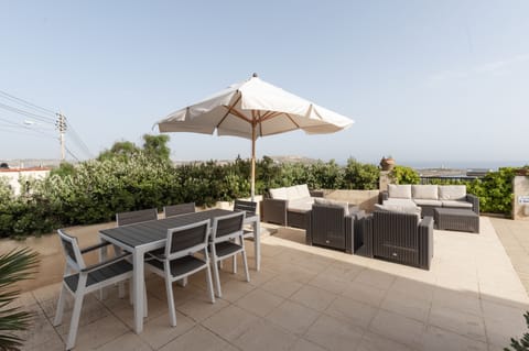 Shaded pool area with unobstructed sea and country views.
Ample seating.