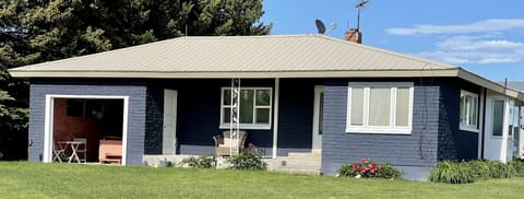 Hot tub with amazing views. Fishing poles located inside area.