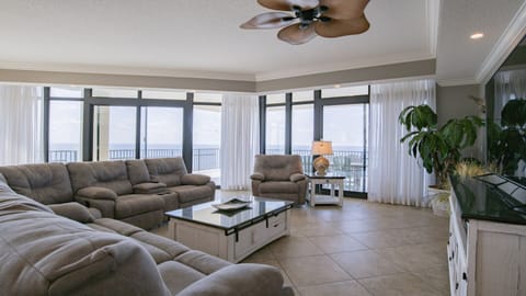 Phoenix West 1509 Living room