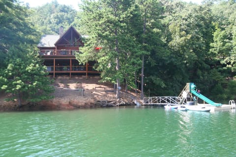 3 story log home w private dock/slide, 3 kayaks & 1 paddle board inc in rental