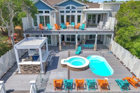 Pool Deck / Spa / Exterior