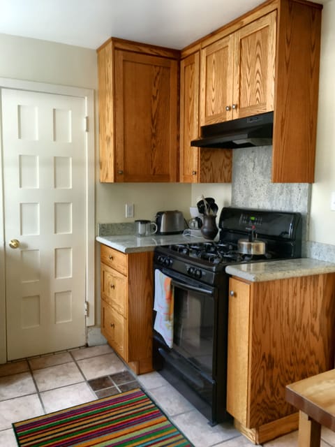 kitchen has an electric stove 