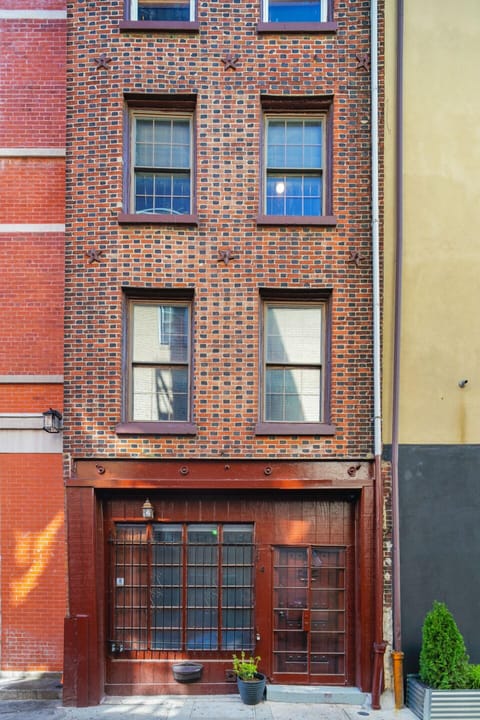 3 BEDROOM HISTORIC TOWNHOUSE IN BEST LOCATION IN OLD CITY- CENTER CITY PHILLY