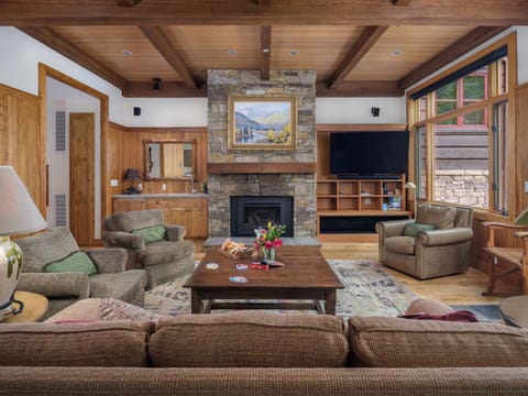 Open Floor Plan Living Space w/ Fireplace and TV