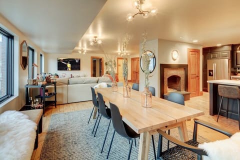 Dining table that can expand to seat 10-12