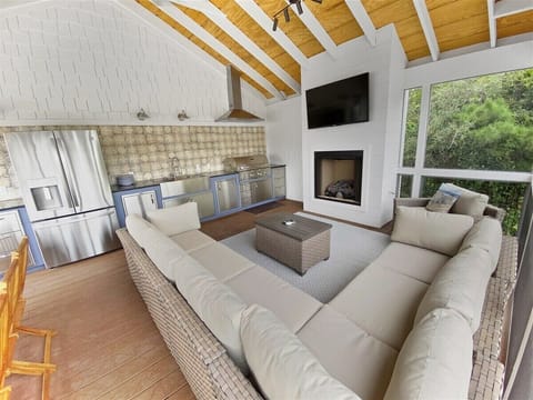 Screen Porch overlooking Pool