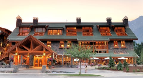 Experience a wonderful Banff vacation in this lovely chalet-style accommodation.