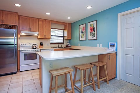 Breakfast Bar + Kitchen