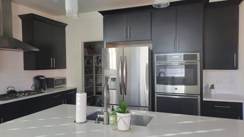 Fully equipped kitchen with double oven