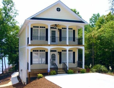Hartwell Heaven. Front of Charleston-style home.