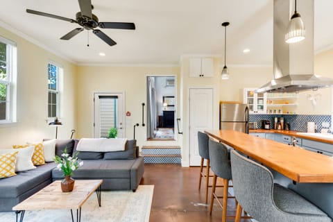 The Garnett Street Guesthouse features 540 sq ft of livable, open space.