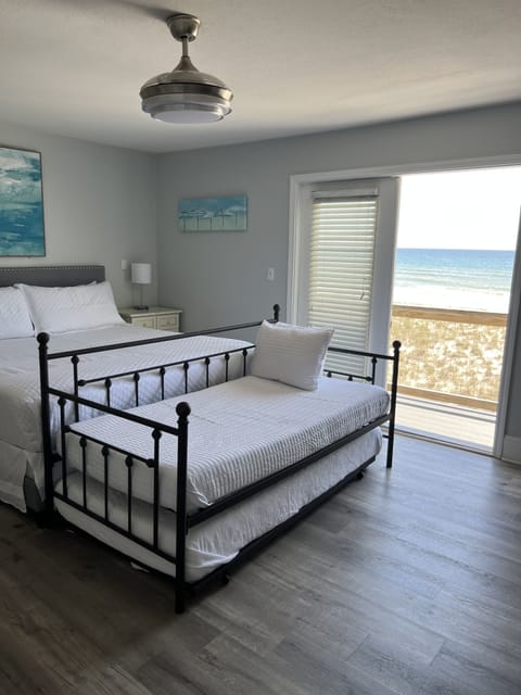 Master bedroom ocean view, king size, 2 twins