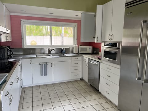 Full Kitchen with stainless countertop