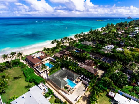 Steps to the beach!!