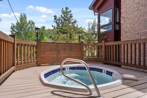 Hot Tub Retreat: Unwind in your private hot tub surrounded by nature in Park City!