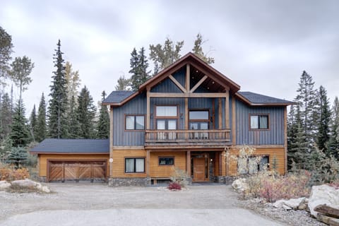 Welcome to the Grand Chalet Grand Grizzli !!! The premier home at KHMR.