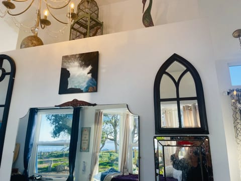 The windows reflect the amazing, peaceful, peninsula ❤️