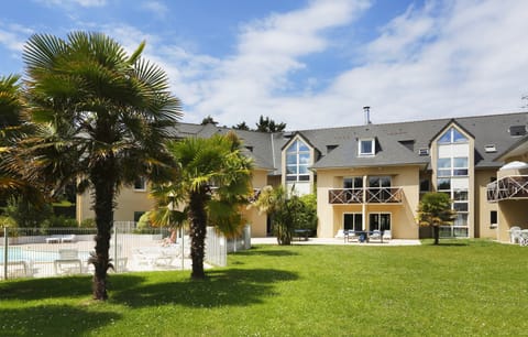 You will feel right at home in Northern France, a short distance from Saint-Malo, Mont-Saint-Michel and the beach of Saint-Briac!