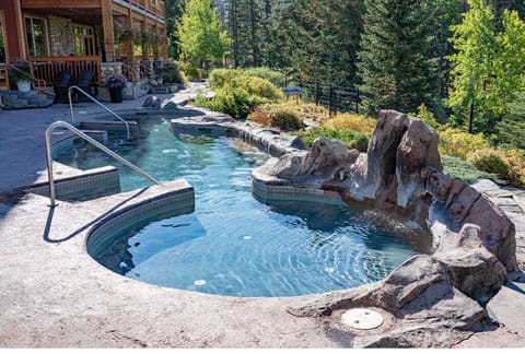 Relax in comfort with stunning views and top-notch amenities.