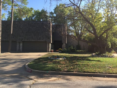Front view of the chateau.