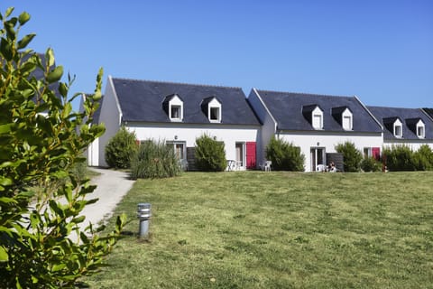 You'll enjoy the privacy and quiet in the midst of Saint-Pol-de-Léon.