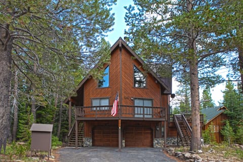 Welcome to the Cutting Chateau - a traditional cabin with 3 spacious floors