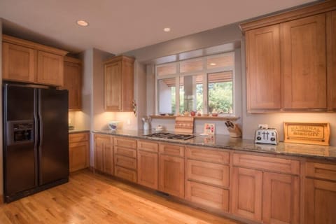 Open kitchen (fully-equipped)