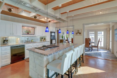 Kitchen | Dishwasher | Breakfast Bar