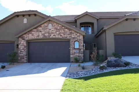 Beautiful townhouse in gorgeous Coral Rid, large, spacious 2 car garage