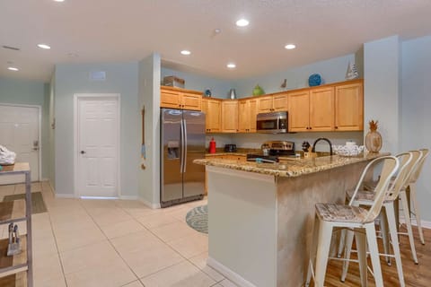 Pull up a Seat at the Breakfast Bar - Room for 4!