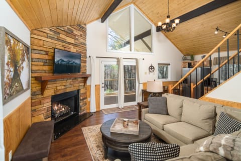 Gas Logs, Vaulted Ceilings, Large Windows, All New Furniture, TVs, Firepit! 
