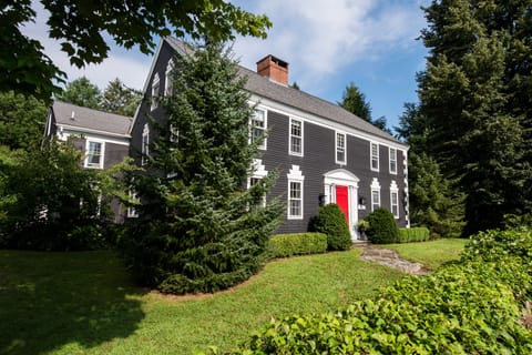 Front of the Cup and Saucer House