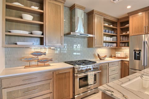 3rd Floor - Gourmet Kitchen - High End Kitchen Aide Appliances