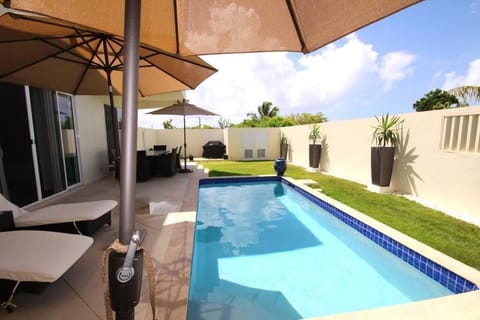Private inner courtyard with heated pool , weber grill. This is living!