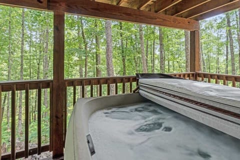 3BR 1.5BA w/ King Bed/Hot Tub in Heart of RRG! Cabin in Kentucky