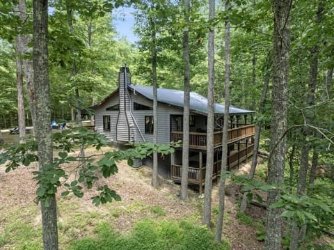 3BR 1.5BA w/ King Bed/Hot Tub in Heart of RRG! Cabin in Kentucky